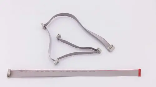 Flachbandkabel mit mehreren Abzweigungen und Steckverbindern, möglicherweise verwendet in Remeha-Anwendungen für elektrische Verbindungen.